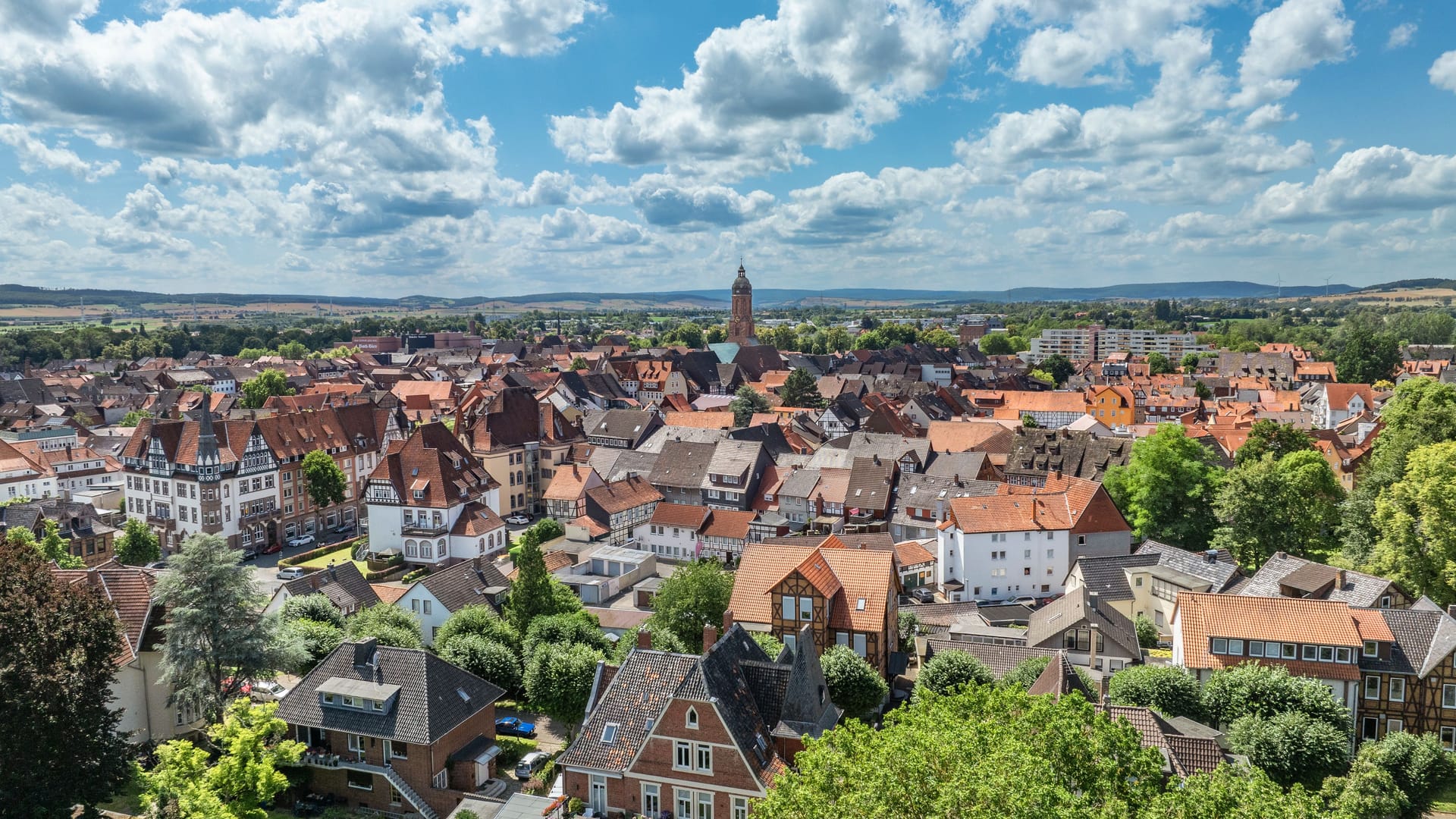 Die charmante Altstadt mit ihren Fachwerkhäusern, eingerahmt von der Natur, lädt zum Entdecken und Verweilen ein. Die charmante Altstadt mit ihren Fachwerkhäusern, eingerahmt von der Natur, lädt zum Entdecken und Verweilen ein.
