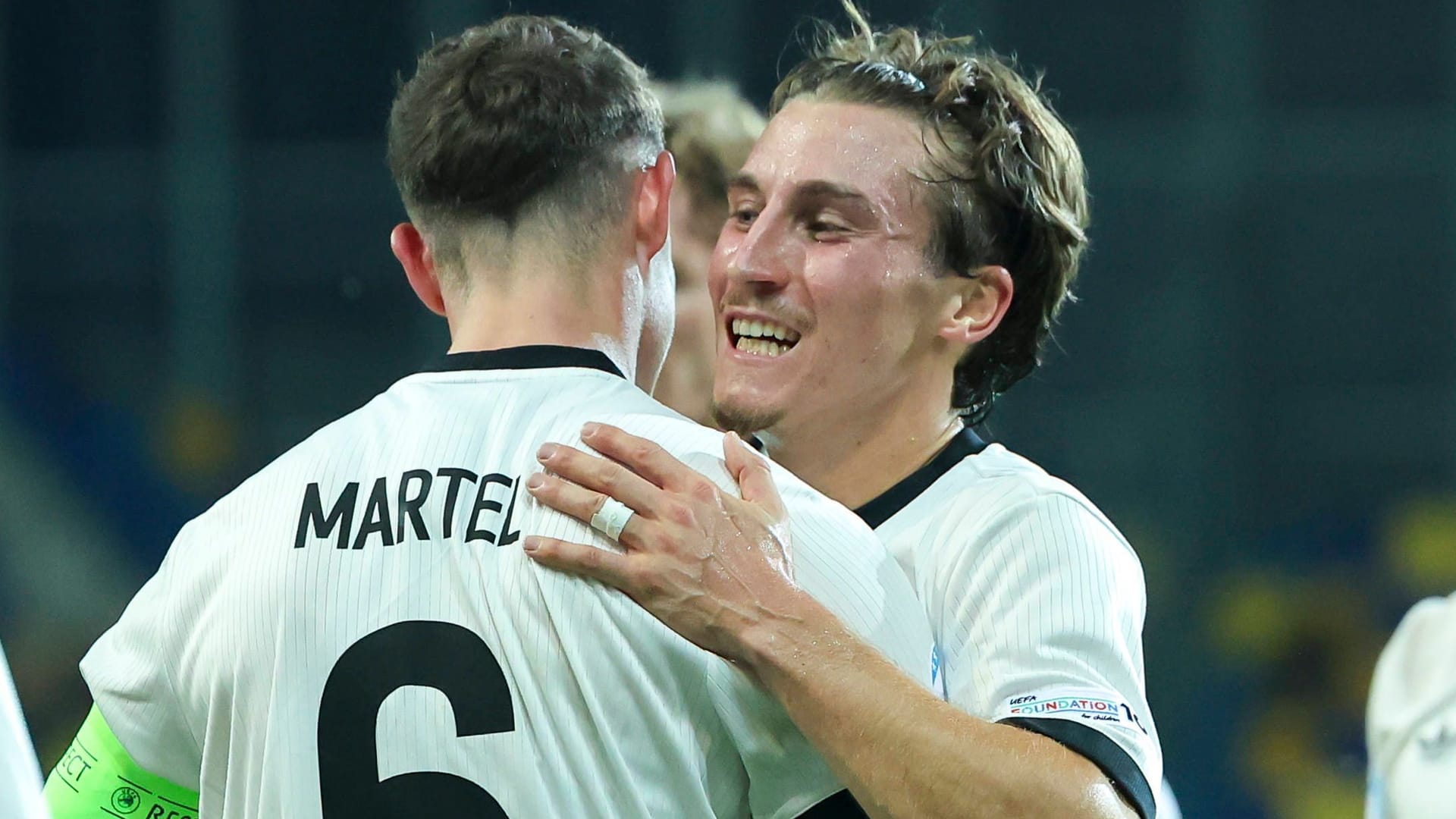Rocco Reitz (r.) jubelt mit Eric Martel: Die beiden im Rheinland spielenden Talente dürfen natürlich nicht fehlen.