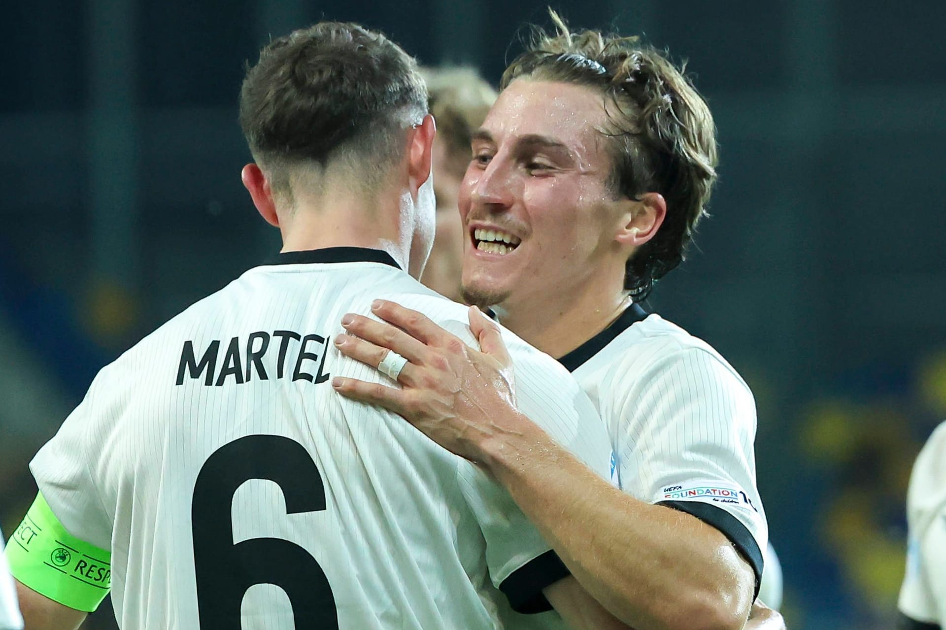 Rocco Reitz (r.) jubelt mit Eric Martel: Die beiden im Rheinland spielenden Talente dürfen natürlich nicht fehlen.