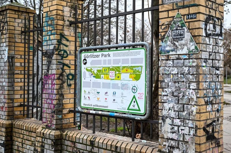 Ein Eingang zum Görlitzer Park. Die Anlage soll künftig nachts geschlossen sein. Der Bau eines Zauns steht nun an.