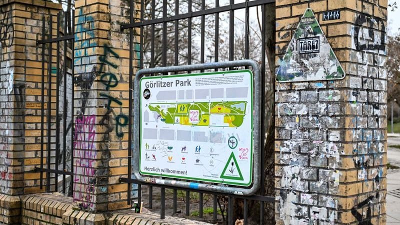 Ein Eingang zum Görlitzer Park. Die Anlage soll künftig nachts geschlossen sein. Der Bau eines Zauns steht nun an.