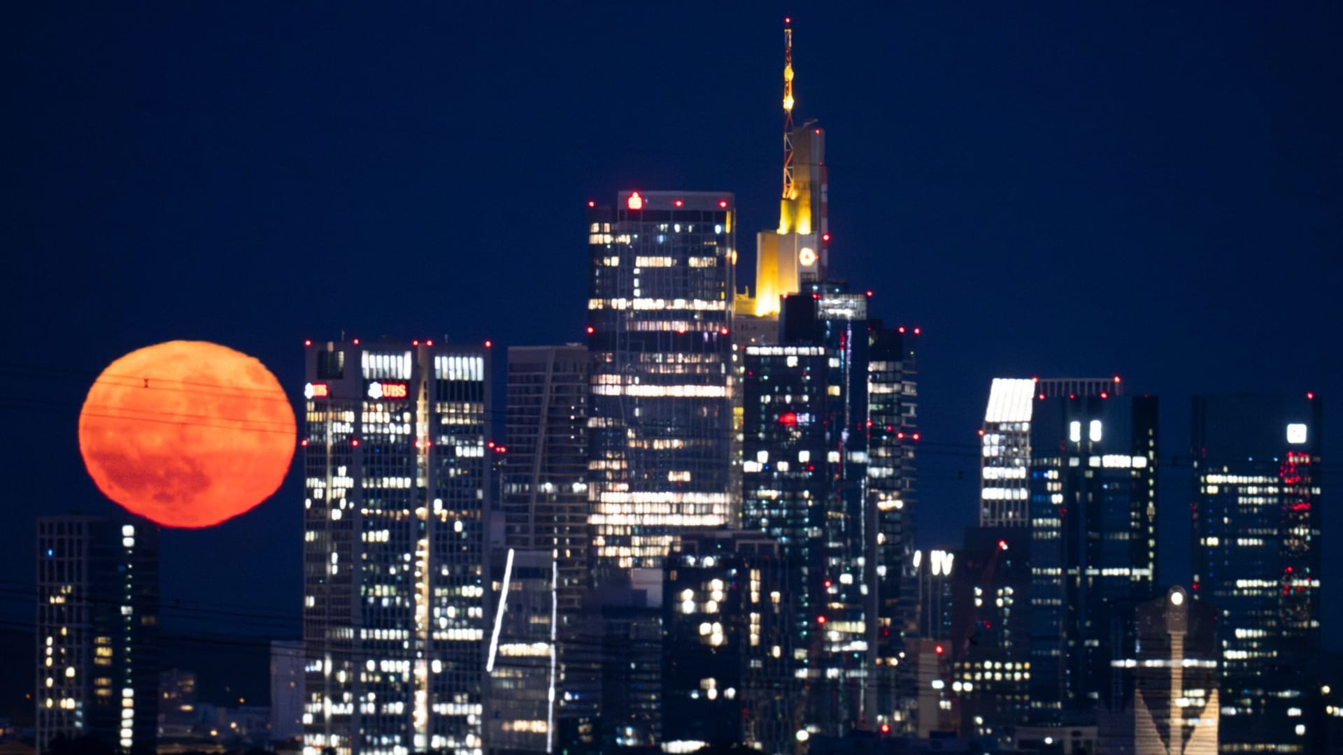 Erdbeermond über Frankfurt