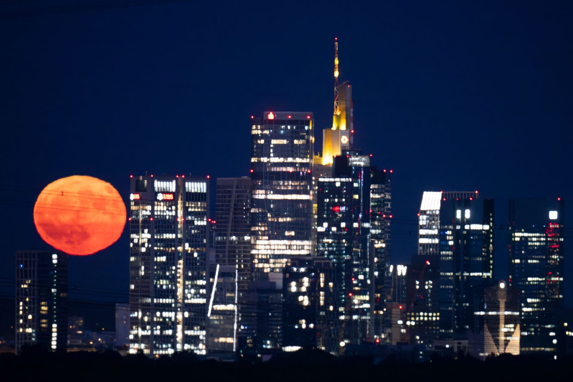 Erdbeermond über Frankfurt