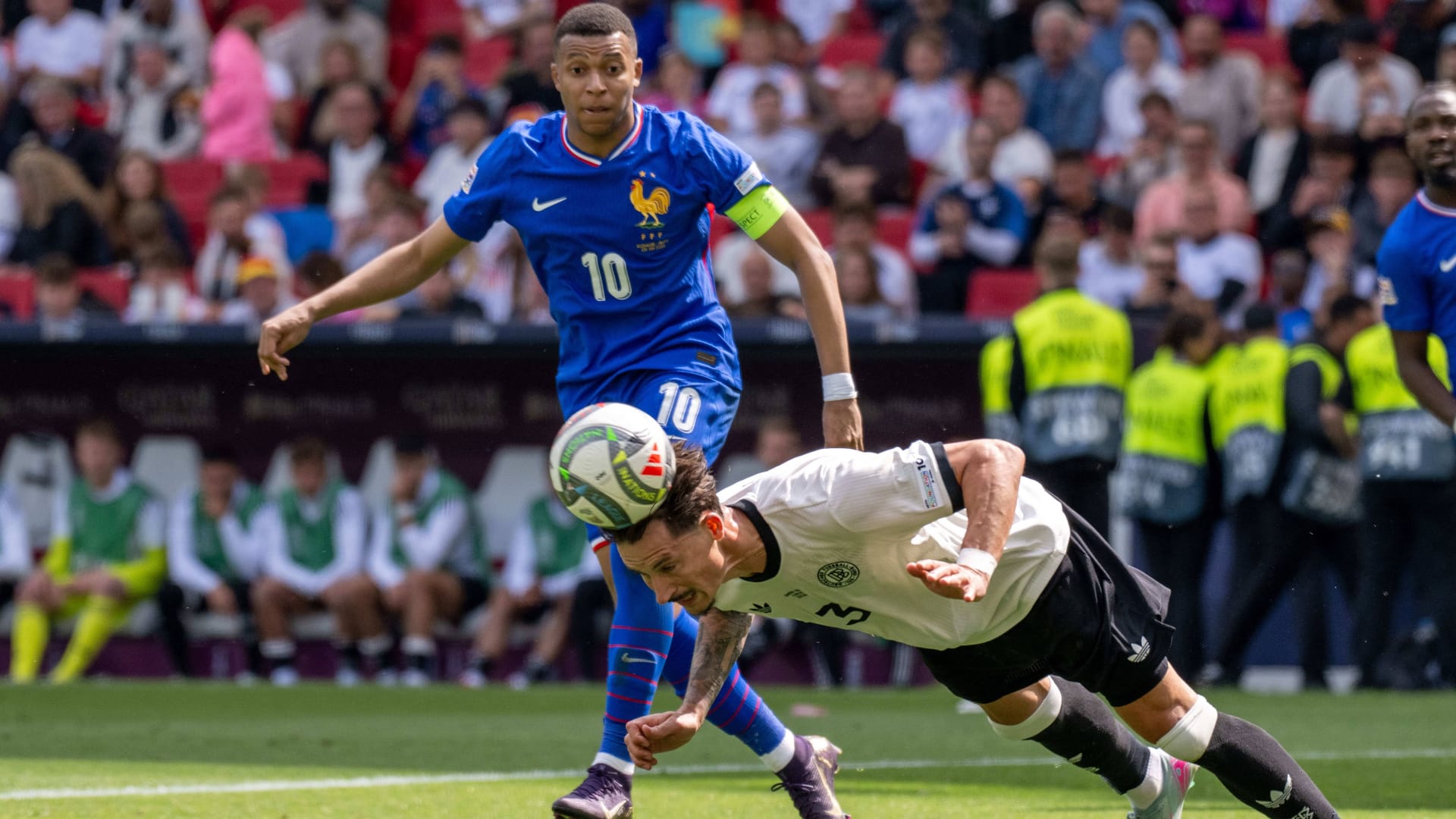 In höchster Not: DFB-Verteidiger Koch (vorn) klärt per Kopf vor Frankreich-Star Mbappé.