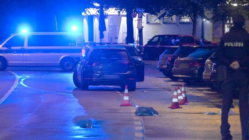 Polizisten stehen auf der Straße: An der Theresienwiese in München hat es einen Schusswaffeneinsatz der Polizei gegeben.