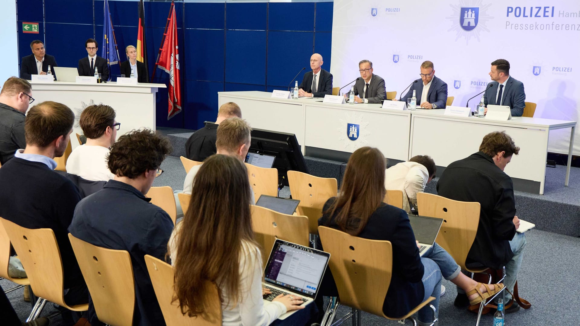 Anwesende auf der Pressekonferenz am Mittwoch: Ein Hamburger wurde wegen des Verdachts auf Mord an einem Kind festgenommen.