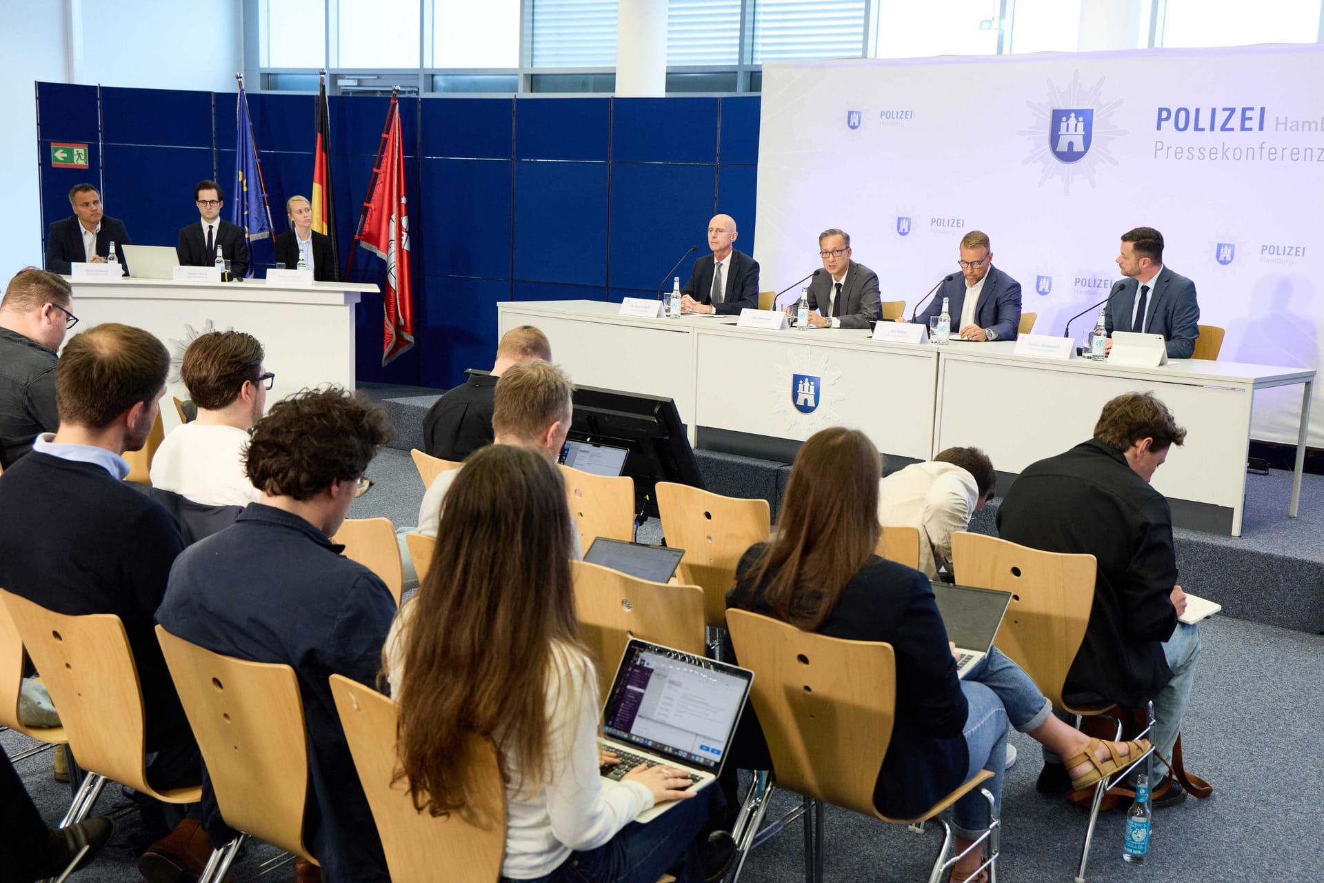 Anwesende auf der Pressekonferenz am Mittwoch: Ein Hamburger wurde wegen des Verdachts auf Mord an einem Kind festgenommen. Anwesende auf der Pressekonferenz am Mittwoch: Ein Hamburger wurde wegen des Verdachts auf Mord an einem Kind festgenommen.