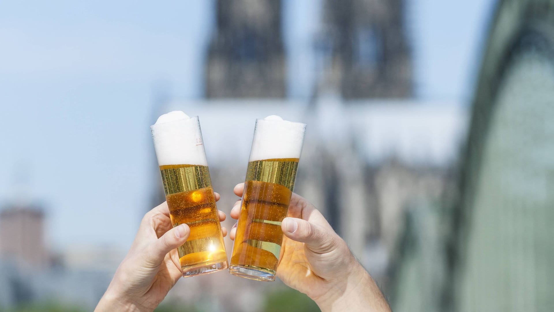 Anstoßen vor dem Dom mit Kölsch (Symbolfoto): Eine bekannte Marke wird von Gaffel übernommen.