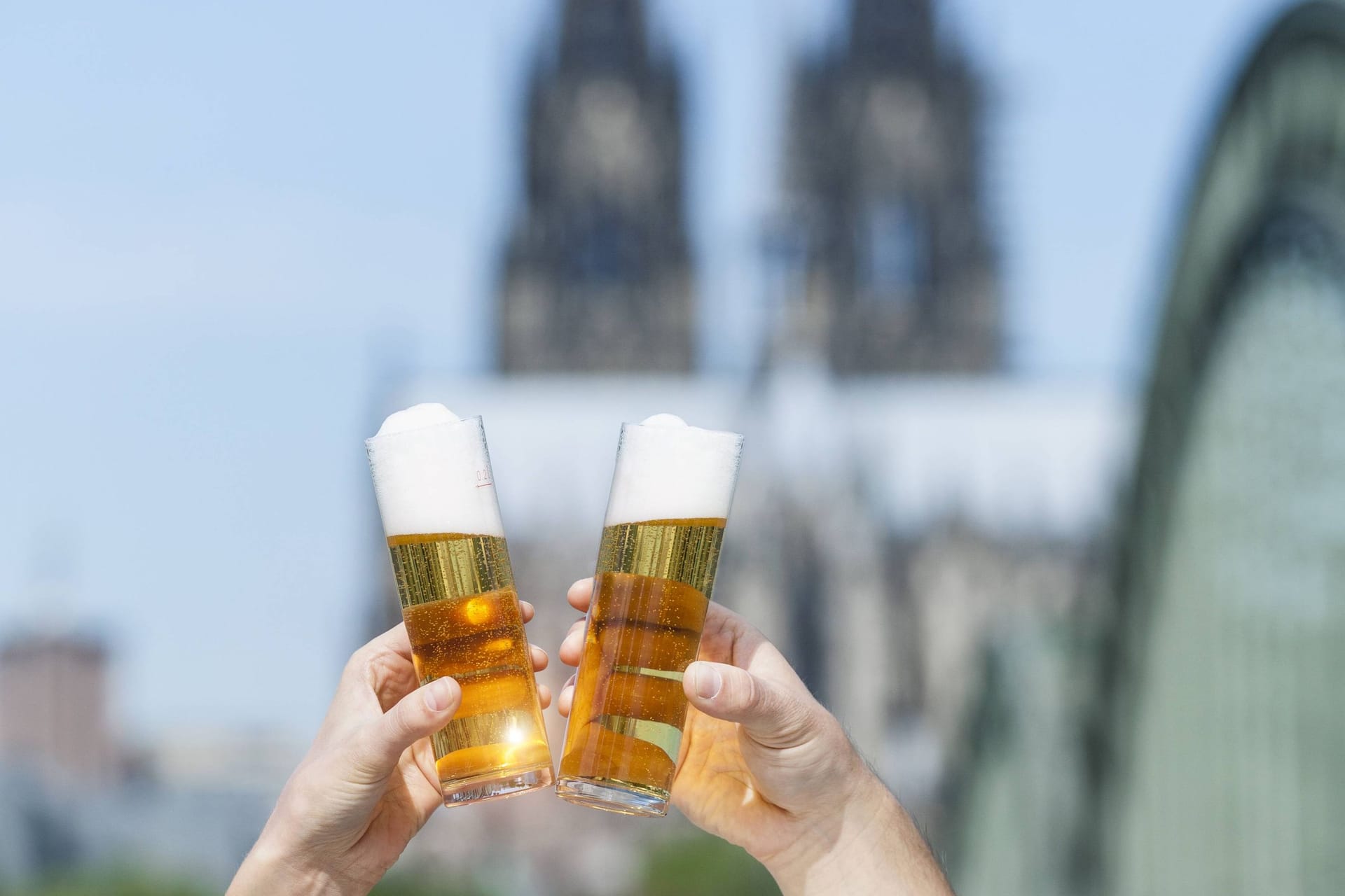 Anstoßen vor dem Dom mit Kölsch (Symbolfoto): Eine bekannte Marke wird von Gaffel übernommen.