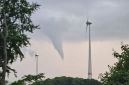 Funnelcloud über Altenbeken: Unwetterchaos in NRW mit möglichem Tornado trifft Ostwestfalen.