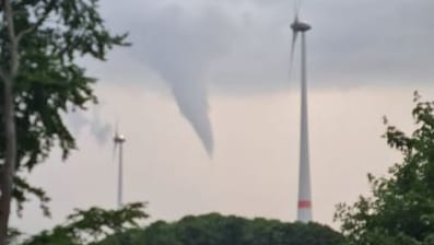 Funnelcloud über Altenbeken: Unwetterchaos in NRW mit möglichem Tornado trifft Ostwestfalen.