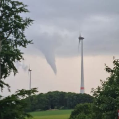 Funnelcloud über Altenbeken: Unwetterchaos in NRW mit möglichem Tornado trifft Ostwestfalen.
