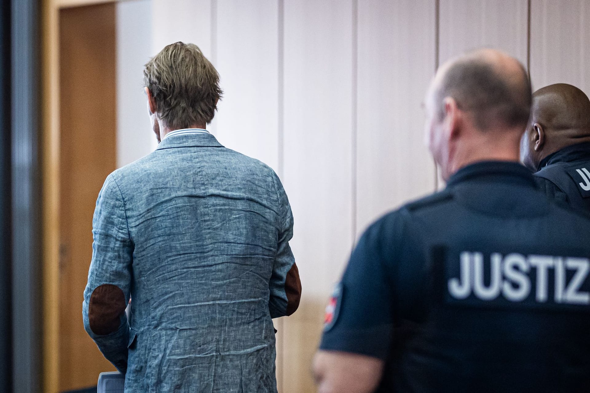 Christian B. (l.) steht im Gerichtssaal im Landgericht (Archivbild): Er gilt weiterhin als verdächtig im Fall Maddie.