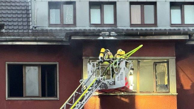 Feuerwehr im Einsatz an einer Lindenthaler Wohnung: Über die Hintergründe war zunächst noch nichts bekannt.