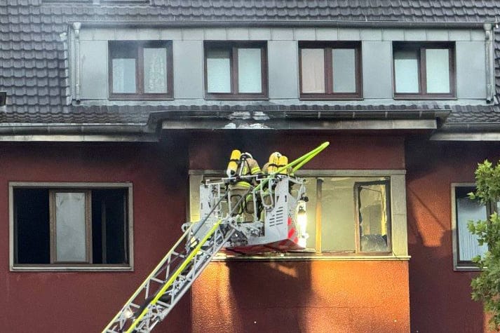 Feuerwehr im Einsatz an einer Lindenthaler Wohnung: Über die Hintergründe war zunächst noch nichts bekannt.