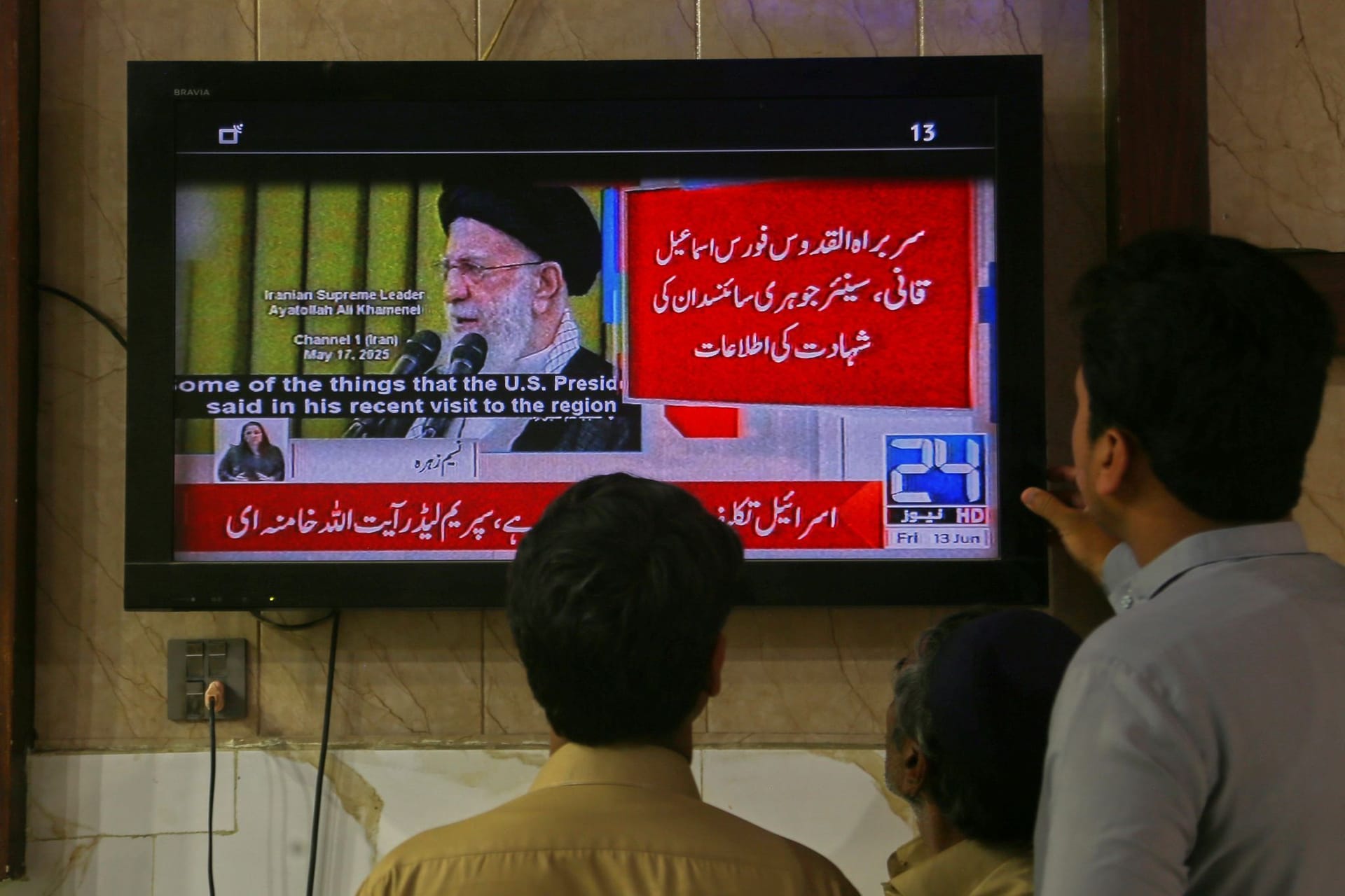 Menschen in Pakistan blicken auf Fernsehbilder: In der Nacht startete Israel Angriffe auf den Iran. Menschen in Pakistan blicken auf Fernsehbilder: In der Nacht startete Israel Angriffe auf den Iran.