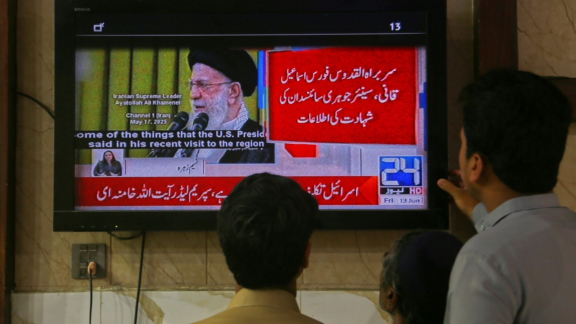Menschen in Pakistan blicken auf Fernsehbilder: In der Nacht startete Israel Angriffe auf den Iran.