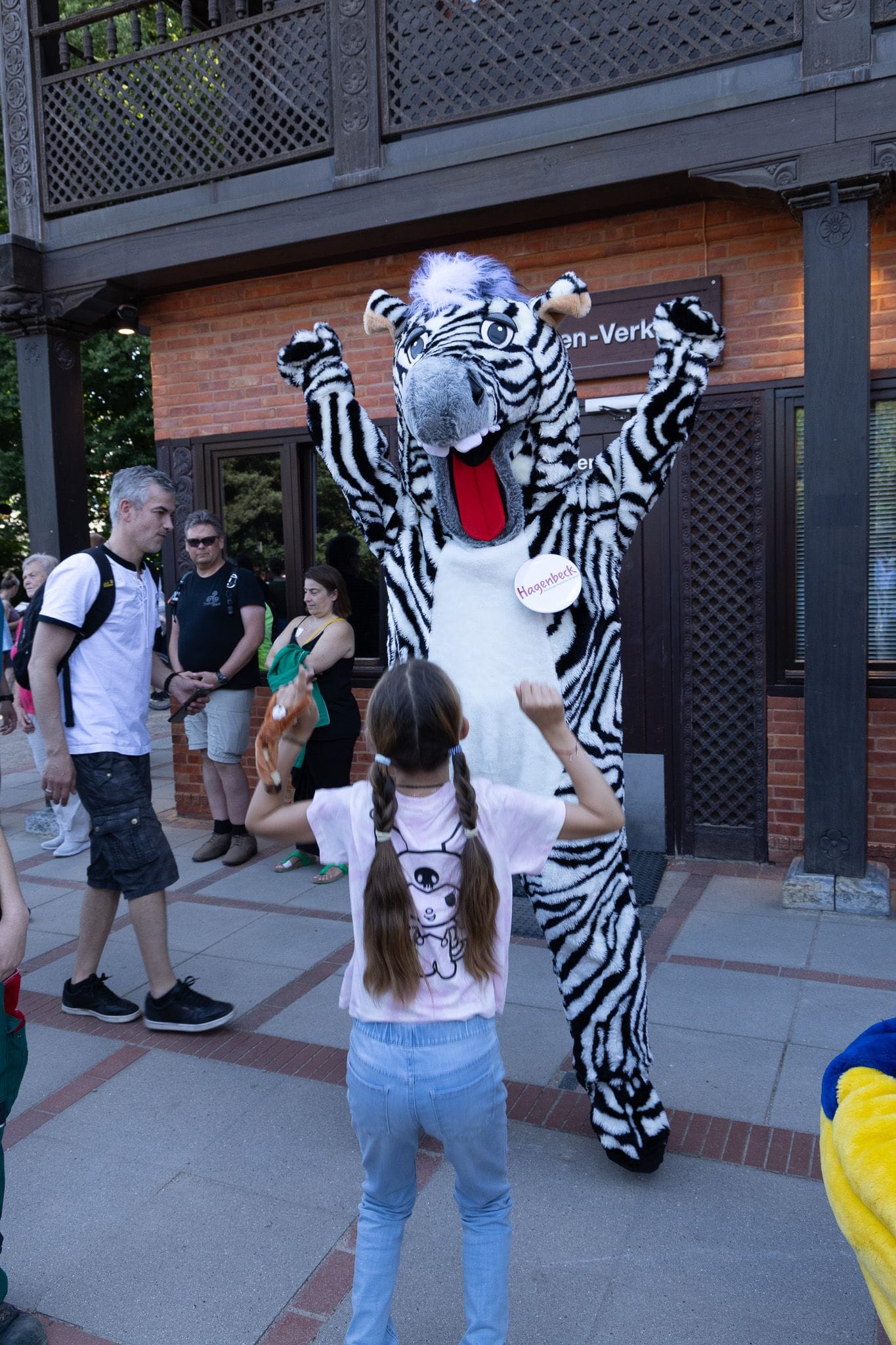 Das Zebra-Maskottchen von Hagenbeck: Es sorgt bei den Dschungel-Nächten für strahlende Kinderaugen und viele Erinnerungsfotos.