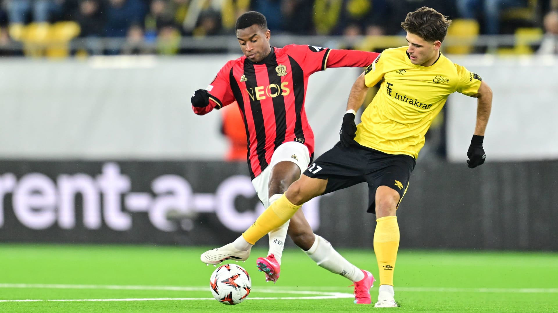 Youssoufa Moukoko (l.) im Europa-League-Spiel gegen den schwedischen Klub Elfsborg.