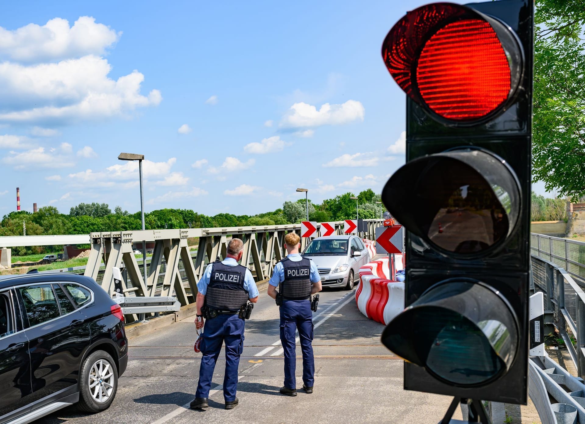 Bundespolizisten überwachen die Einreise an einem deutsch-polnischen Grenzübergang.