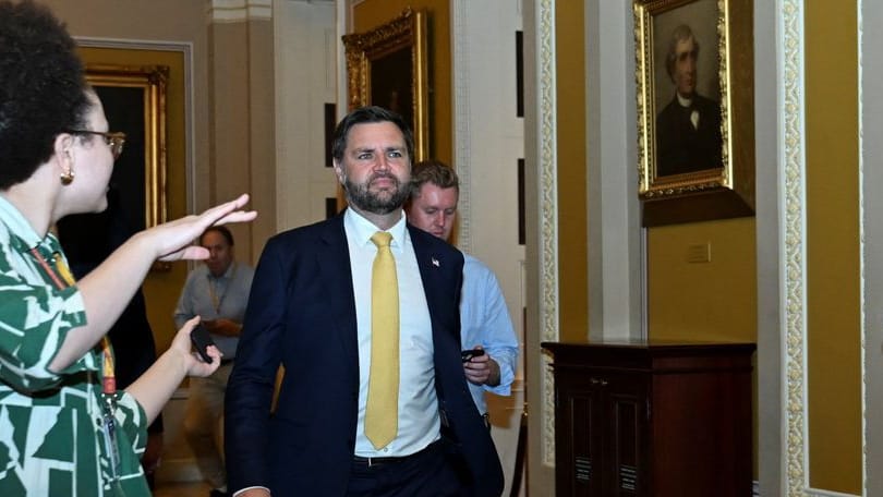 US-Vizepräsident JD Vance eilt durchs Kapitol. Er versucht, im Senat zu vermitteln.