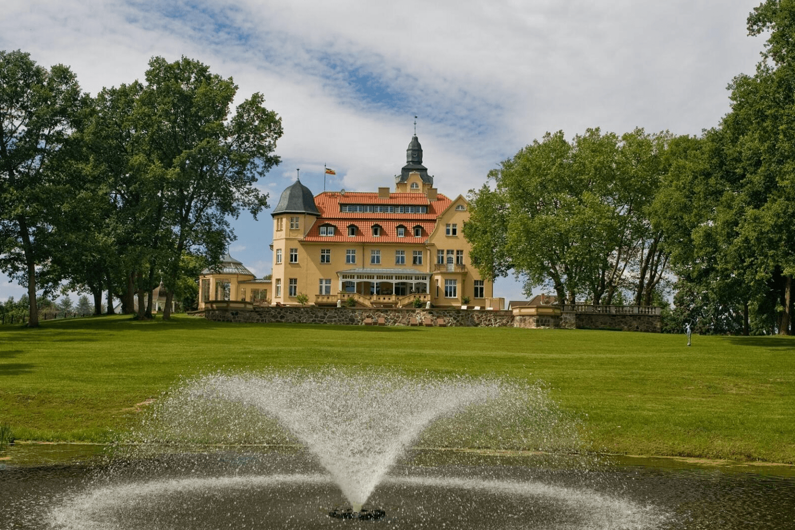 Das Hotel Bernsteinschloss ist eine ehemalige Ritterburg und bietet mehrere Zimmerkategorien und einen Wellnessbereich.