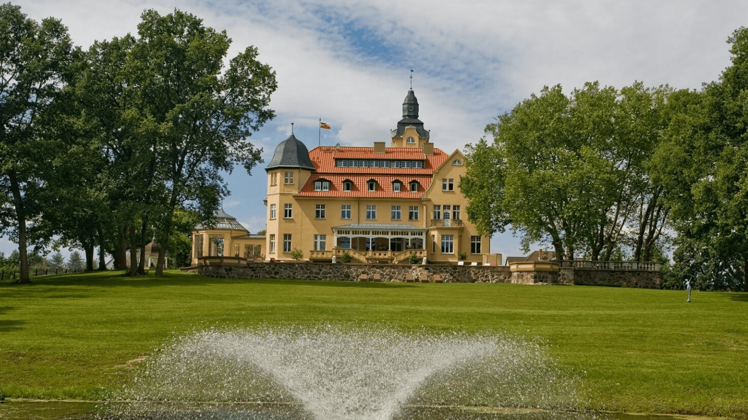 Das Hotel Bernsteinschloss ist eine ehemalige Ritterburg und bietet mehrere Zimmerkategorien und einen Wellnessbereich.