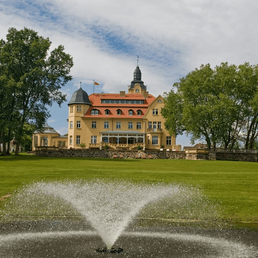 Das Hotel Bernsteinschloss ist eine ehemalige Ritterburg und bietet mehrere Zimmerkategorien und einen Wellnessbereich.