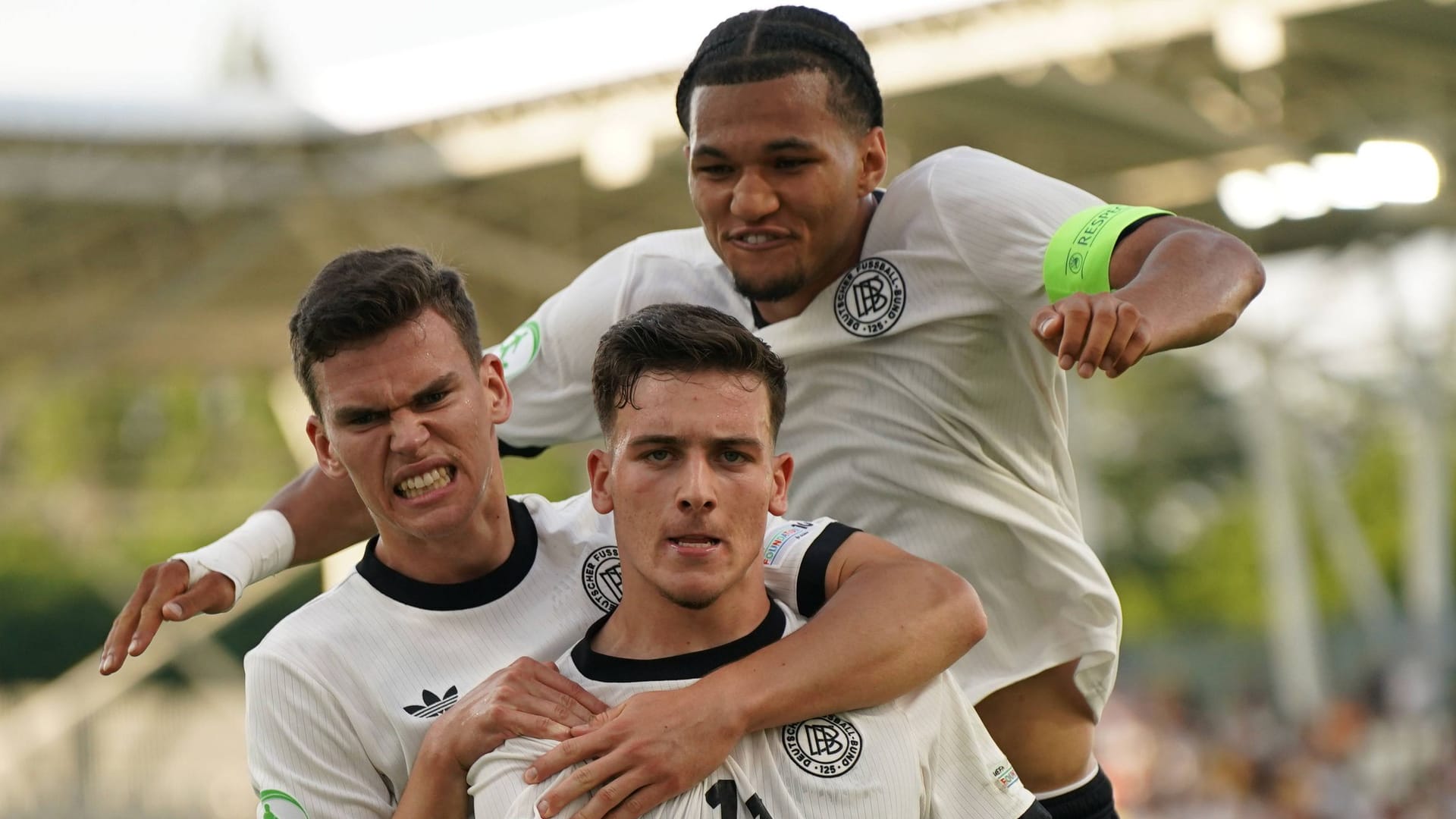 Said El Mala (M.), Robert Ramsak (l.) und Paris Brunner (r.): Die deutsche U19 lieferte Topfavorit Spanien im Halbfinale der U19-EM einen packenden Kampf.