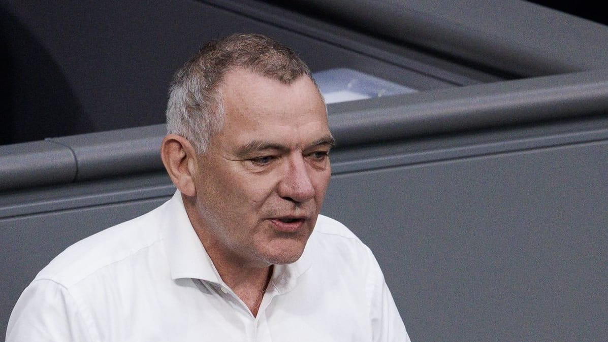 Jan van Aken (Die Linke) spricht im Bundestag. Er will Russland finanziell statt militärisch bekämpfen. Jan van Aken (Die Linke) spricht im Bundestag. Er will Russland finanziell statt militärisch bekämpfen.