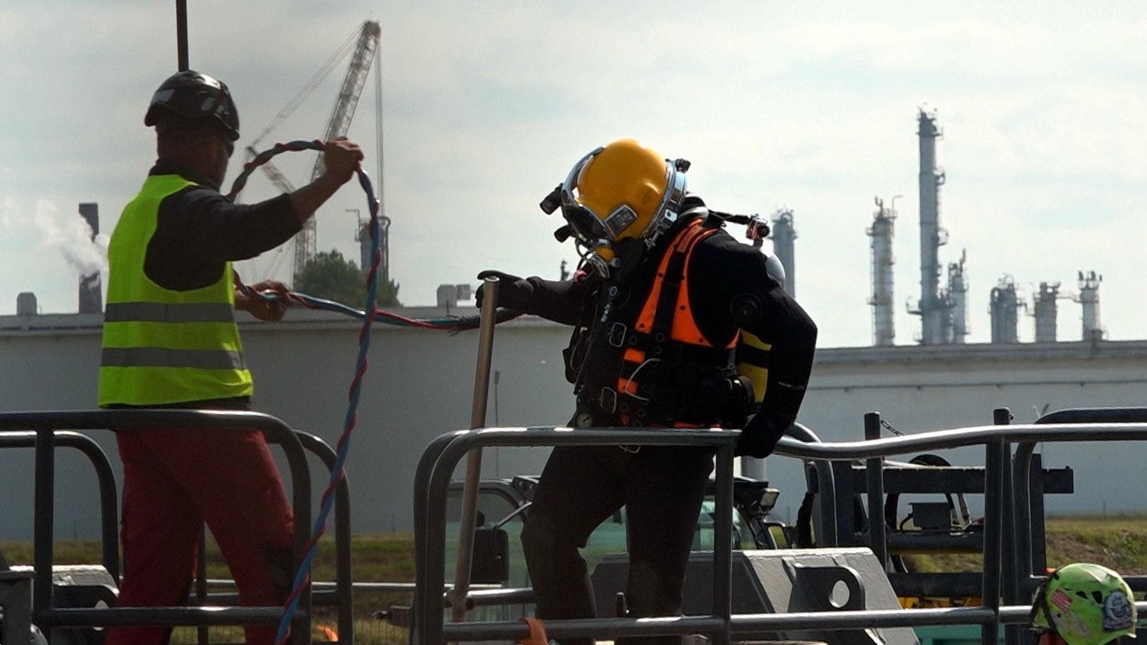 Ein Taucher auf dem ehemaligen Gelände der Shell in Wilhelmsburg: Bei Sondierungsarbeiten wurde eine 500-Pfund-Fliegerbombe gefunden. Ein Taucher auf dem ehemaligen Gelände der Shell in Wilhelmsburg: Bei Sondierungsarbeiten wurde eine 500-Pfund-Fliegerbombe gefunden.
