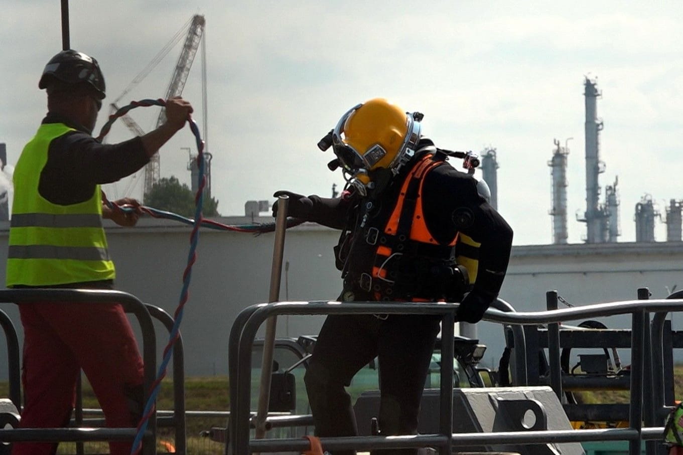 Ein Taucher auf dem ehemaligen Gelände der Shell in Wilhelmsburg: Bei Sondierungsarbeiten wurde eine 500-Pfund-Fliegerbombe gefunden.