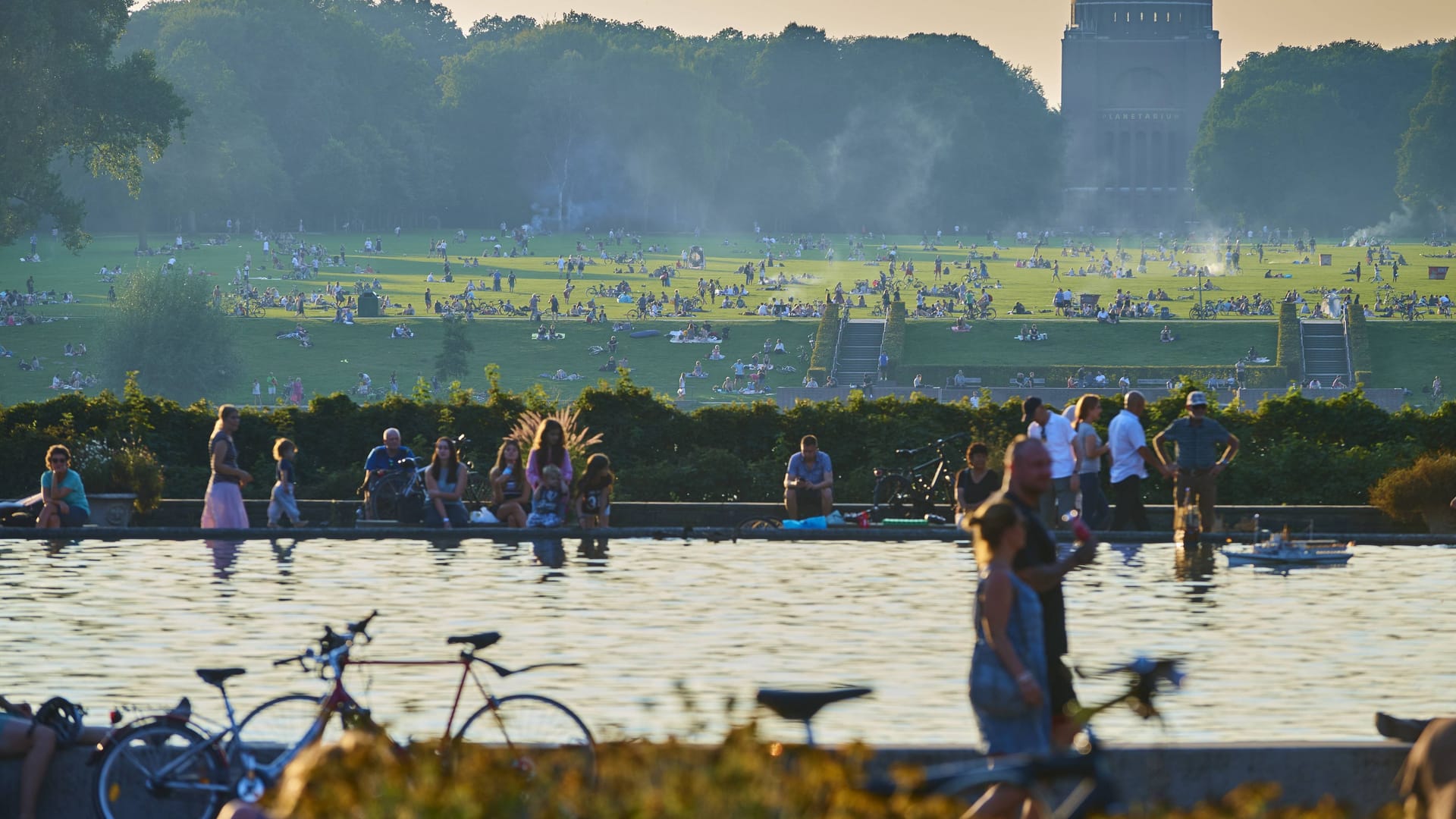 Das Planetarium und die Wiese vor dem Stadtparksee (Symbolbild): Ein 28-Jähriger soll dort am Samstag drei Mädchen betatscht haben.