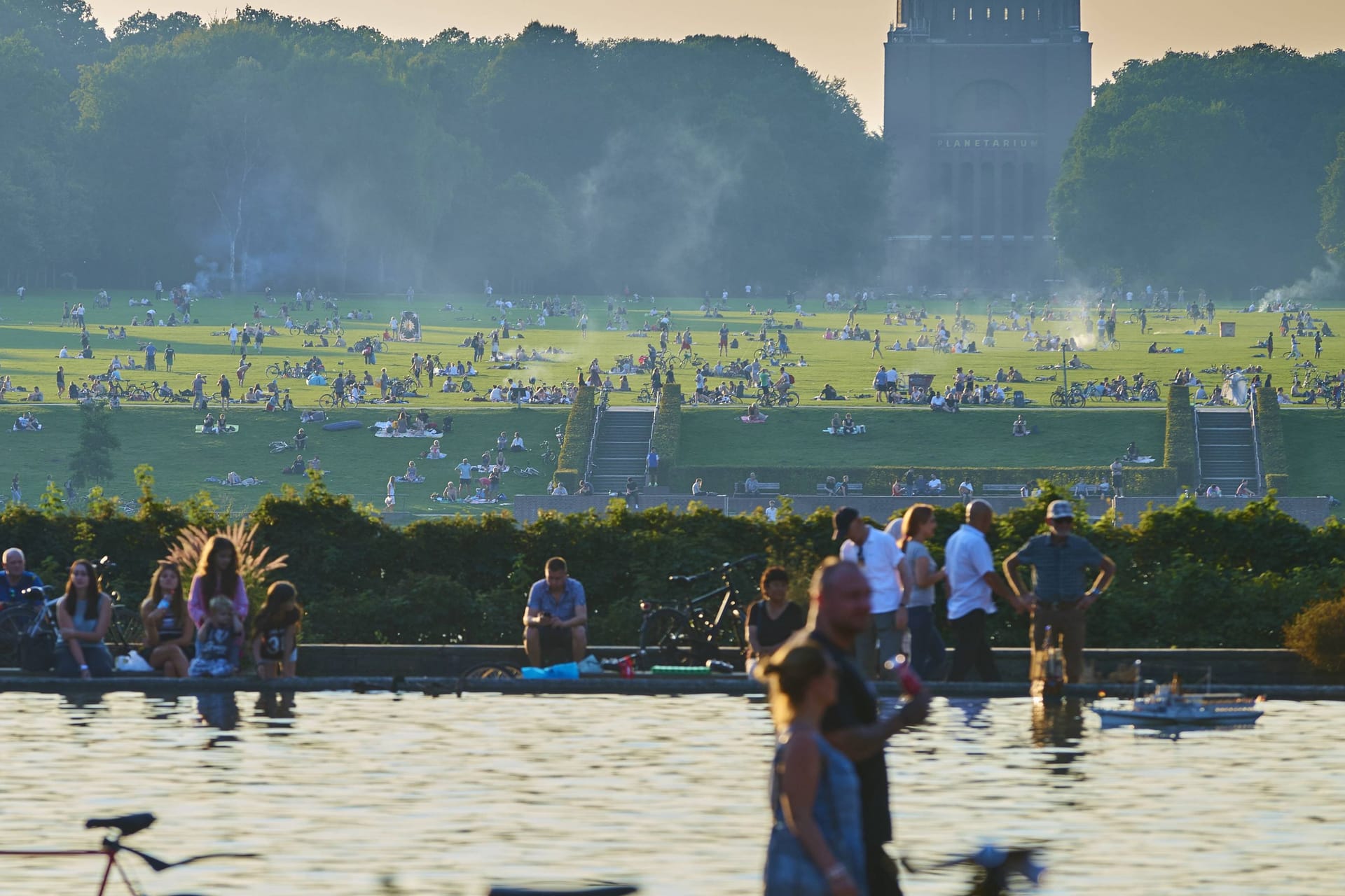 Das Planetarium und die Wiese vor dem Stadtparksee (Symbolbild): Ein 28-Jähriger soll dort am Samstag drei Mädchen betatscht haben.