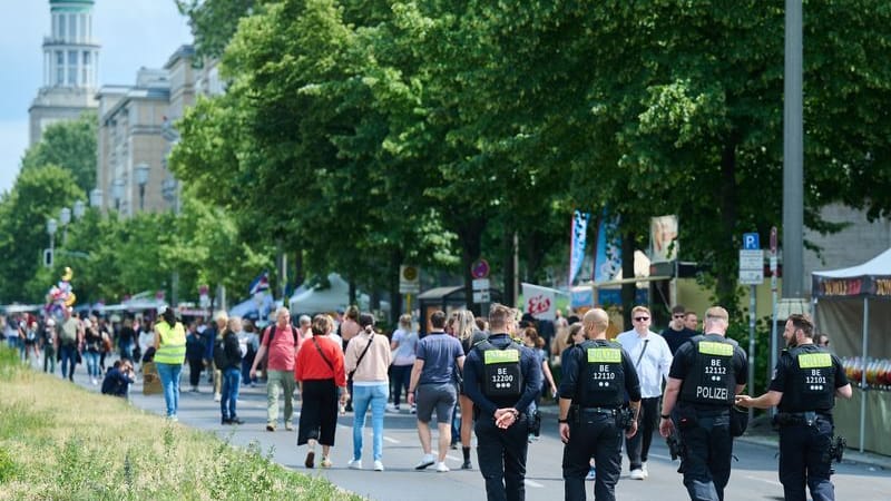 Polizisten sind auf der Frankfurter Allee beim Straßenumzug zum 27. Karneval der Kulturen unterwegs.