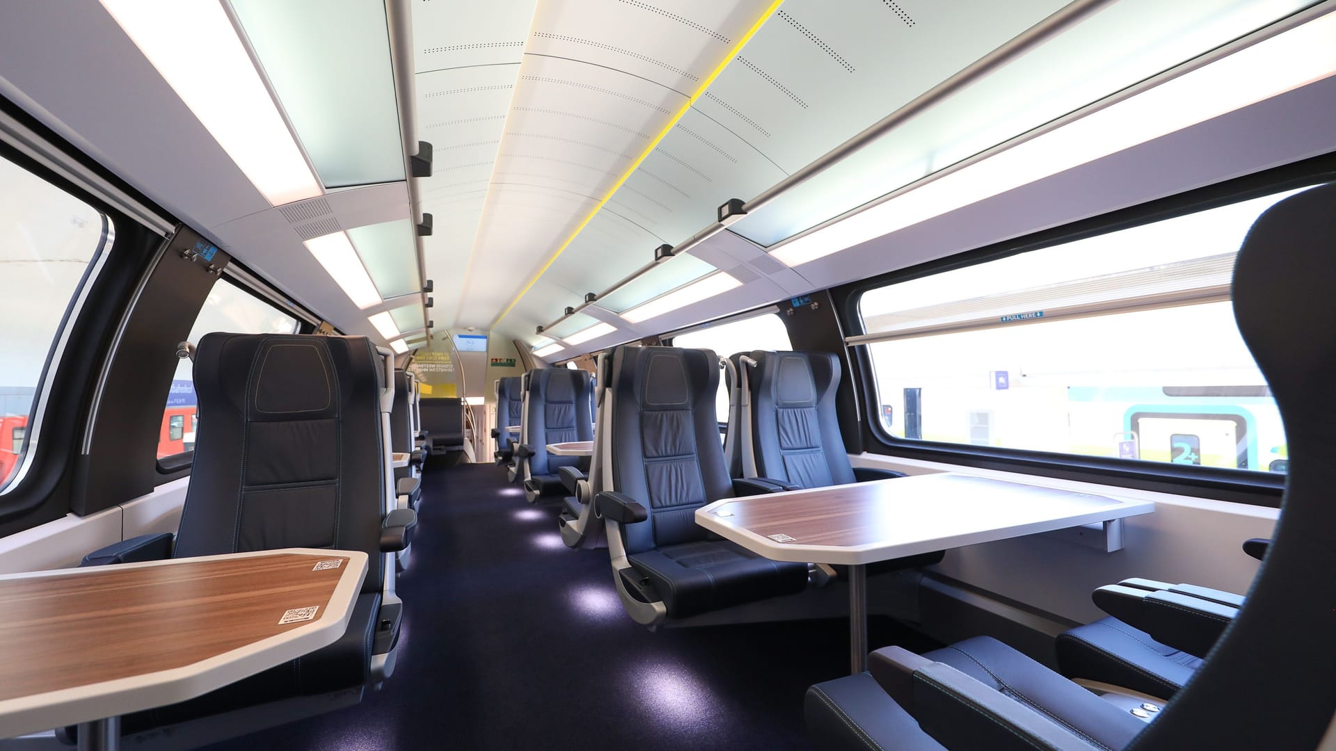 Blick ins Oberdeck (First Class): Großzügiger Sitzabstand, bequeme Ledersessel und große Panoramafenster sorgen für ein Reiseerlebnis auf höchstem Niveau.