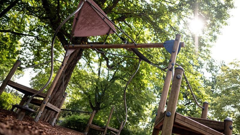 Ein Kinderspielplatz (Symbolbild): Für einen Familienvater endete der Besuch auf einem Spielplatz mit dem Tod.