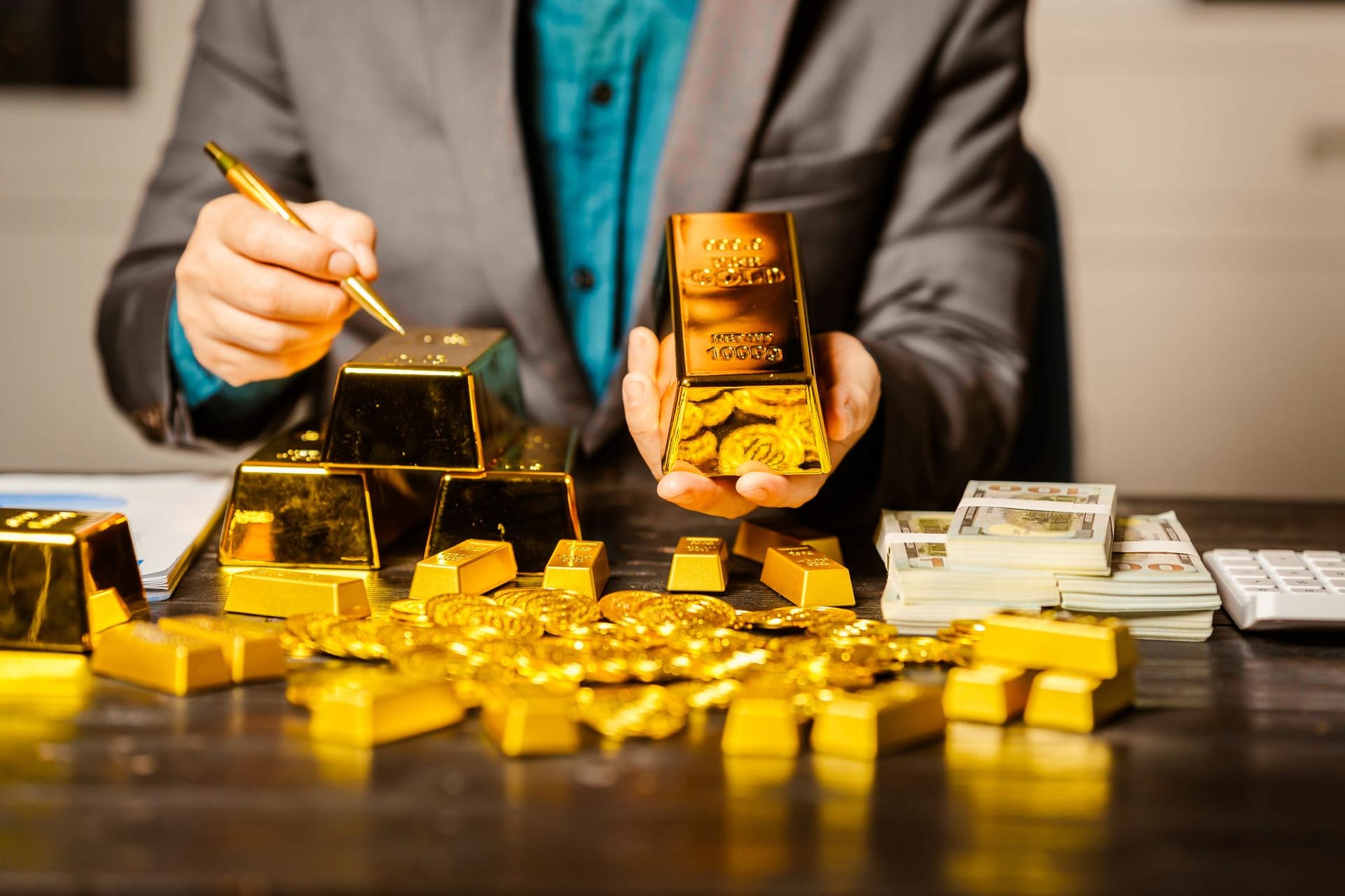 Geschäftsmann protokolliert Goldbestand