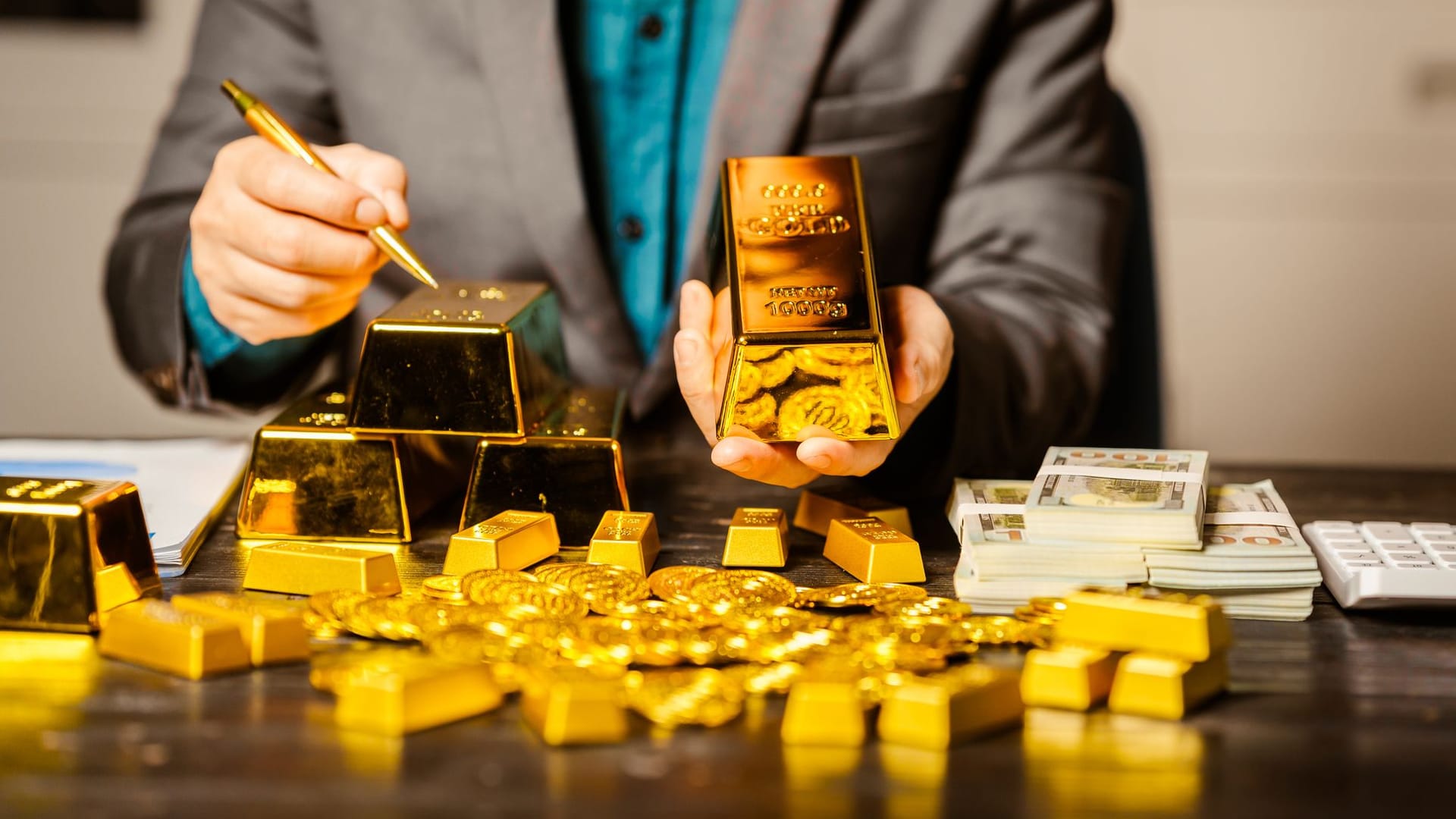 Geschäftsmann protokolliert Goldbestand