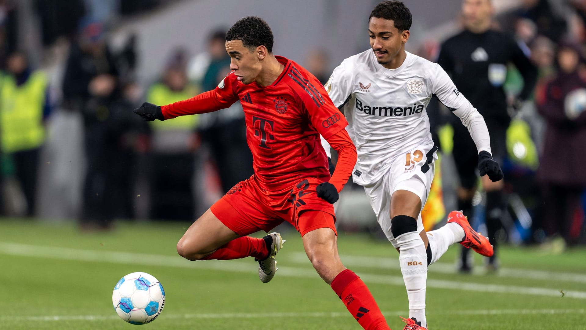 Jamal Musiala (links) gegen Arthur: Das Duell zwischen dem FC Bayern und Bayer Leverkusen steigt im Herbst.