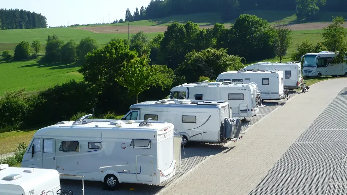 Wohnmobile auf dem Campingplatzes Großbüchlberg: Jeder Stellplatz bietet einen traumhaften Ausblick ins Grüne.