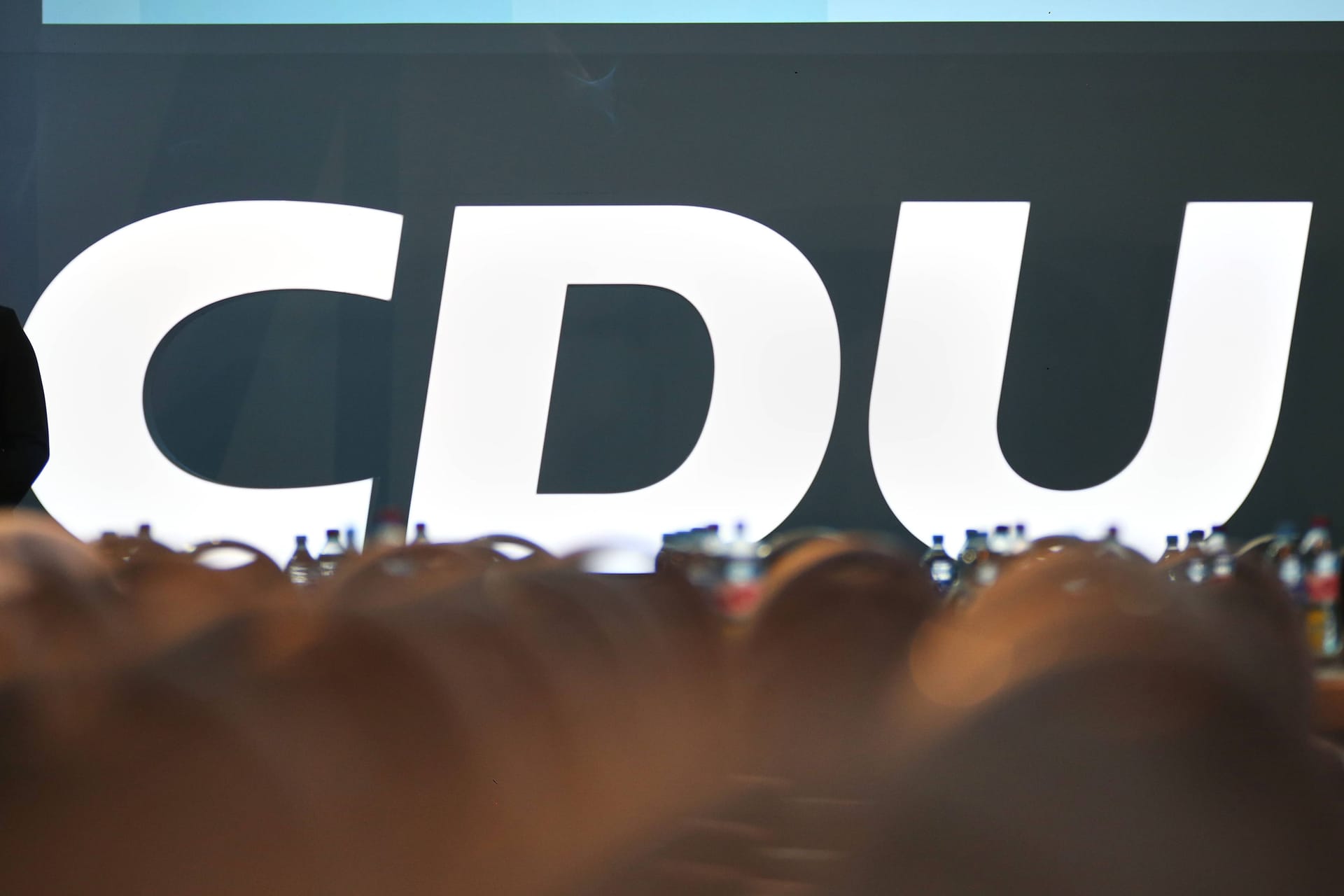 Das CDU-Logo steht in einem Saal: In Köln wurden bedeutsame Wege zur Gründung der CDU eingeschlagen.