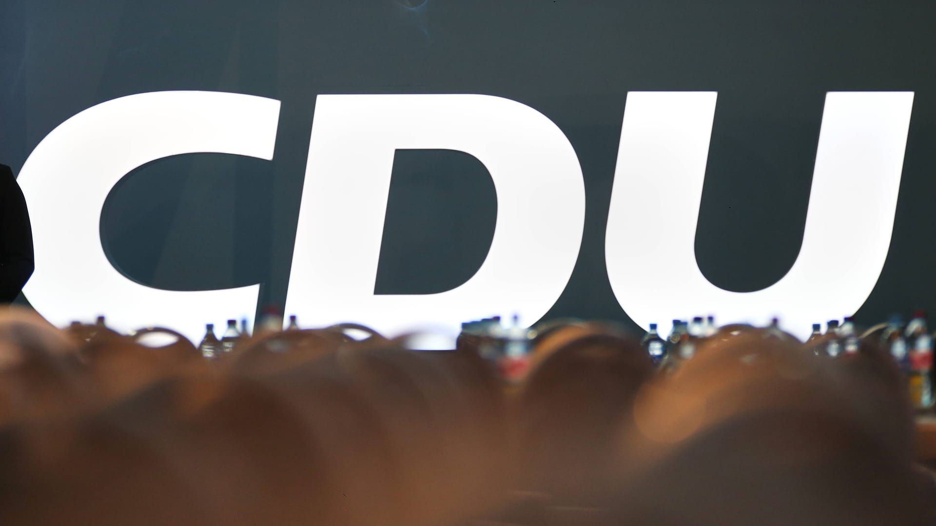 Das CDU-Logo steht in einem Saal: In Köln wurden bedeutsame Wege zur Gründung der CDU eingeschlagen. Das CDU-Logo steht in einem Saal: In Köln wurden bedeutsame Wege zur Gründung der CDU eingeschlagen.