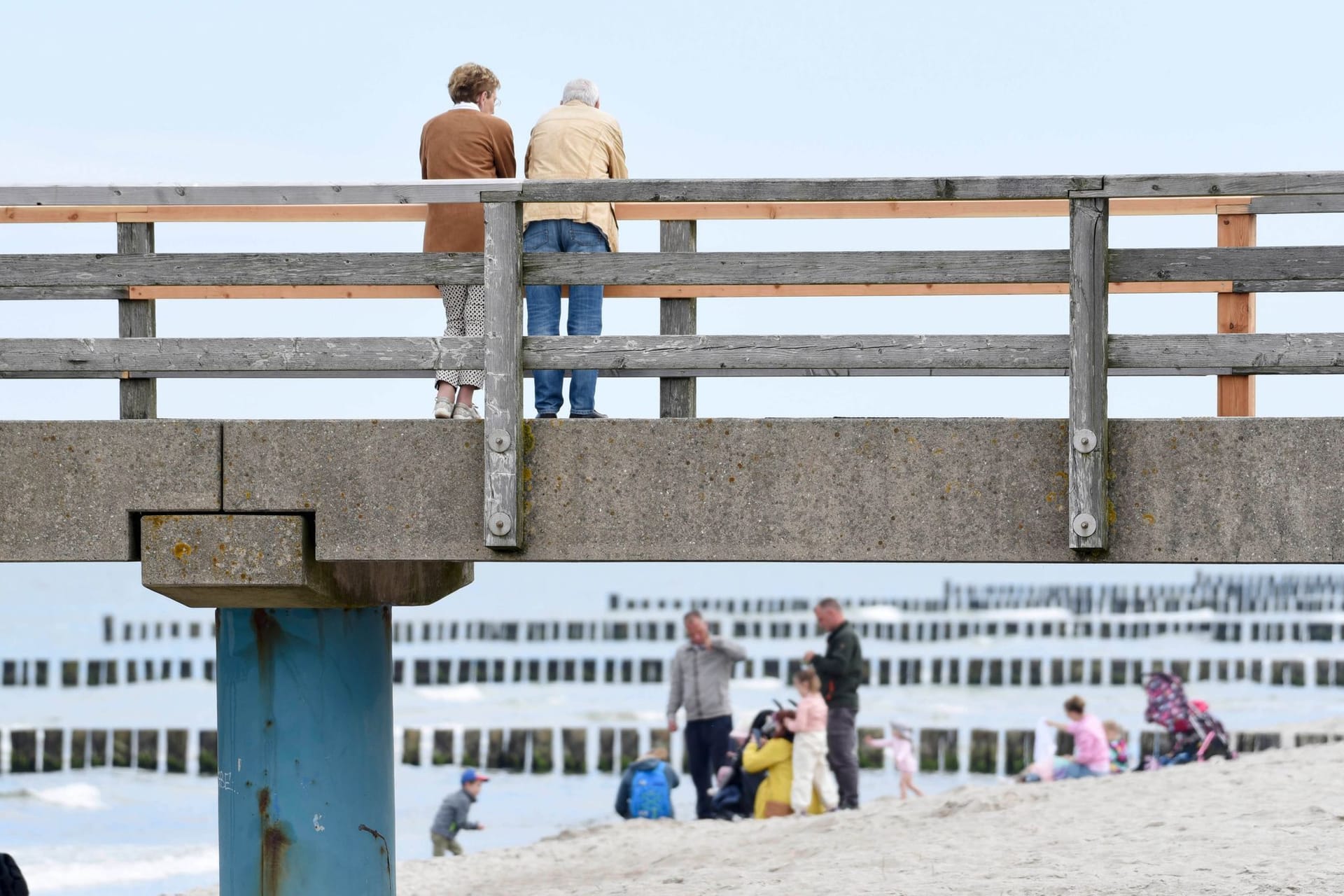 Spaziergänger stehen auf der Seebrücke Graal-Müritz Spaziergänger stehen auf der Seebrücke Graal-Müritz