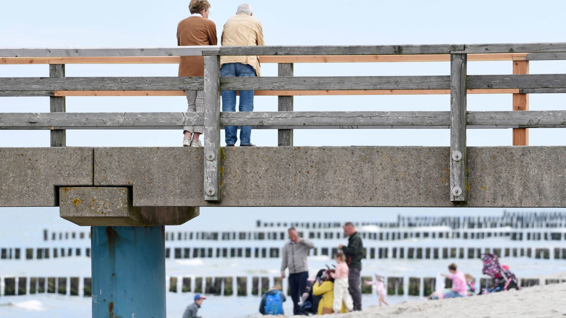 Spaziergänger stehen auf der Seebrücke Graal-Müritz Spaziergänger stehen auf der Seebrücke Graal-Müritz