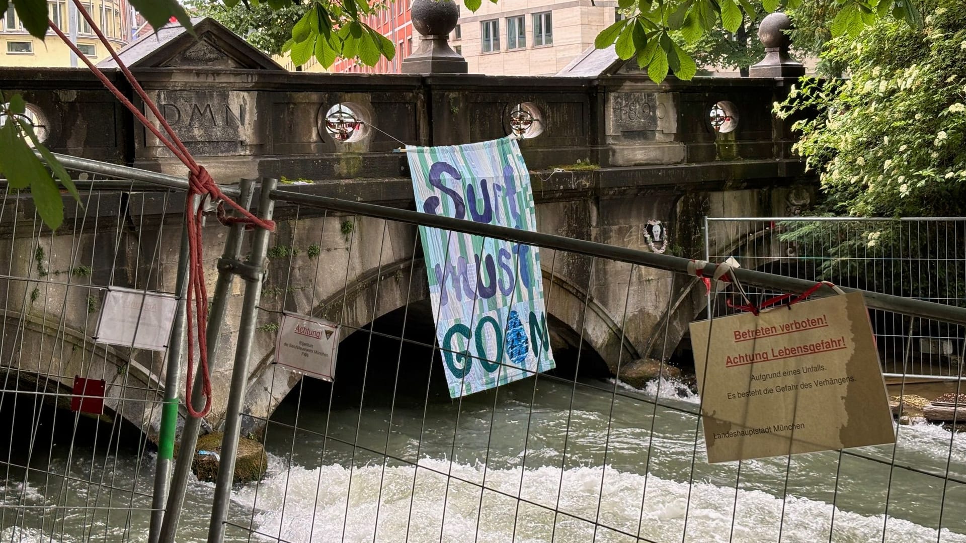 Die Eisbachwelle: Hier hingen am Wochenende noch Plakate von wütenden Surfern, die sich gegen Polizei, Staatsanwaltschaft und die Politik wendeten. Die Eisbachwelle: Hier hingen am Wochenende noch Plakate von wütenden Surfern, die sich gegen Polizei, Staatsanwaltschaft und die Politik wendeten.