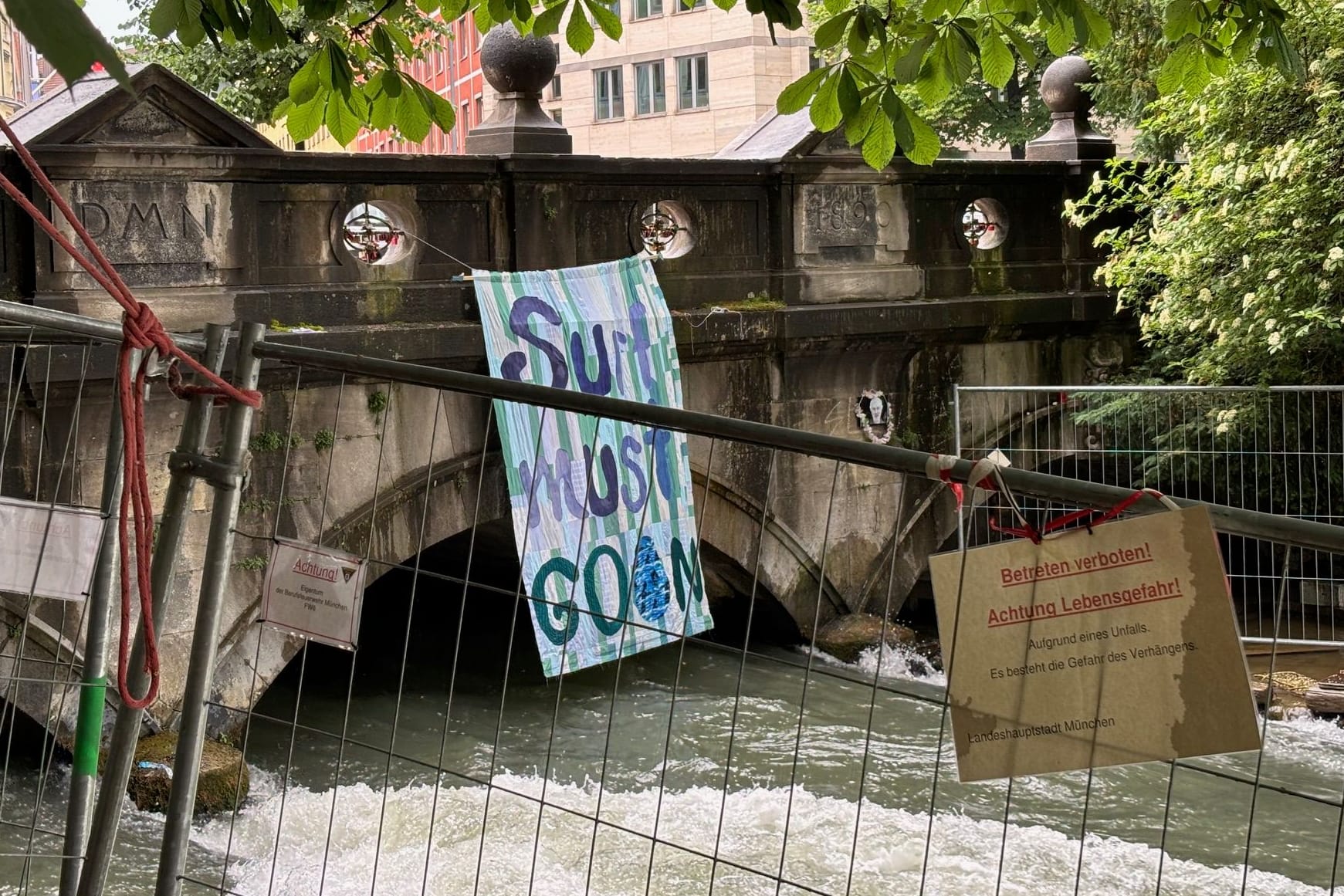 Die Eisbachwelle: Hier hingen am Wochenende noch Plakate von wütenden Surfern, die sich gegen Polizei, Staatsanwaltschaft und die Politik wendeten.