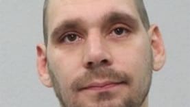 Dieser Mann flüchtete aus einer forensischen Klinik in Porz: Seit Montagabend sucht die Polizei nach ihm. Dieser Mann flüchtete aus einer forensischen Klinik in Porz: Seit Montagabend sucht die Polizei nach ihm.