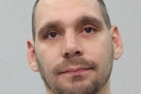Dieser Mann flüchtete aus einer forensischen Klinik in Porz: Seit Montagabend sucht die Polizei nach ihm.
