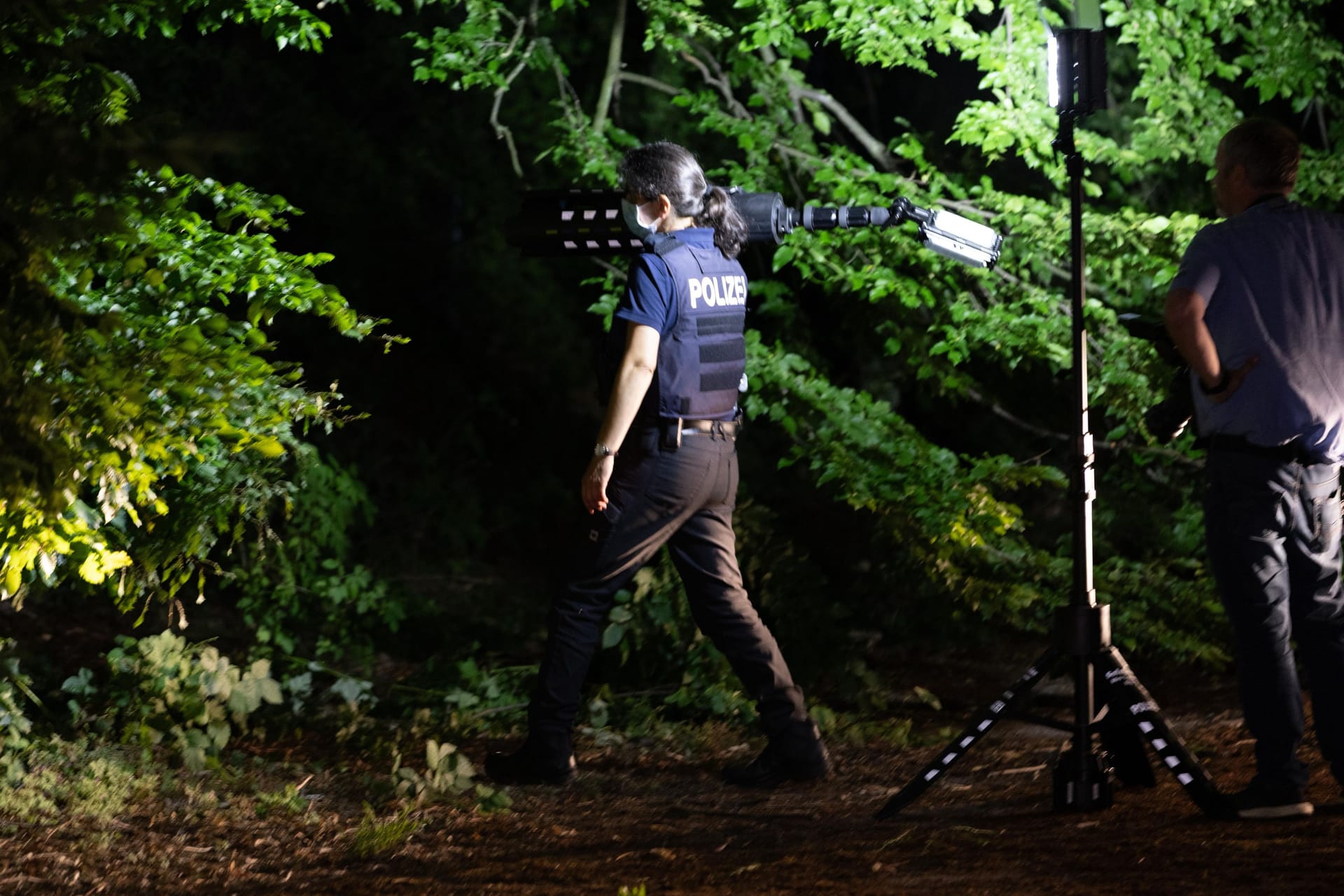 Polizeibeamte am Tatort: Suche nach Motiv für den blutigen Angriff auf Krupp-Gelände.